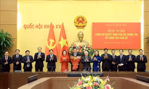 Công bố quyết định của Bộ Chính trị chỉ định Ủy ban Kiểm tra Đảng ủy Quốc hội nhiệm kỳ 2025-2030