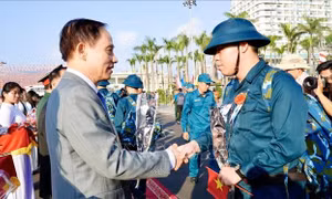 Nhiều cử nhân, đảng viên trẻ tình nguyện nhập ngũ