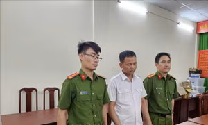 Thủ đoạn tinh vi của nhân viên bảo dưỡng máy bay tiếp tay buôn lậu Iphone