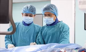 Kịp thời cứu sống du khách nước ngoài bị nhồi máu não cấp