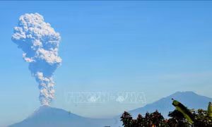 Núi lửa Merapi liên tục phun trào, người dân Indonesia được kêu gọi tránh xa 3 km