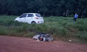  Ô tô đâm vào xe máy khiến ba cha con bị thương vong