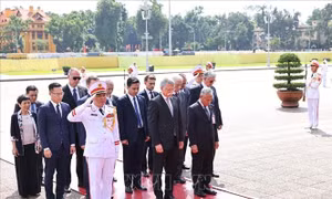 Chủ tịch Quốc hội Hungary Kover Laszlo vào Lăng viếng Chủ tịch Hồ Chí Minh 