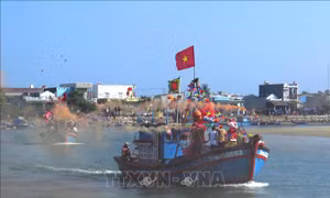 Phiên biển đầu năm mới, đánh trống thúc giục tàu cá ra khơi