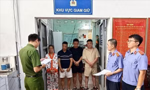 Tạm giữ hình sự 4 đối tượng hành hung tài xế taxi ở Quảng Ninh