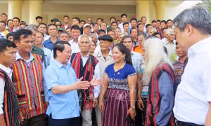 Trao quà tặng người có uy tín trong vùng đồng bào dân tộc thiểu số