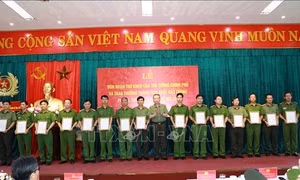 Khen thưởng lực lượng triệt phá đường dây sản xuất ma túy xuyên quốc gia 