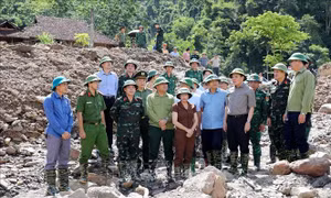 Phó Thủ tướng Trần Lưu Quang kiểm tra khắc phục hậu quả lũ quét tại xã Mường Pồn
