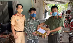Kịp thời sẻ chia với những hoàn cảnh khó khăn ngay tại chốt kiểm dịch
