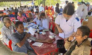 Bác sỹ Việt Nam thăm khám, phát thuốc và tặng quà cho người dân tại Lào
