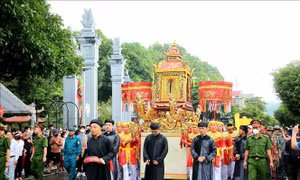 Lễ hội Đền Cửa Ông thu hút hàng nghìn người dân đến chiêm bái, vãn cảnh