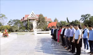 Đoàn các cơ quan đại diện Việt Nam tại Lào dâng hoa tưởng niệm Chủ tịch Kaysone Phomvihane và Chủ tịch Souphanouvong