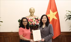 Trao giấy phép mở lại văn phòng thường trú tại Việt Nam cho báo Financial Times