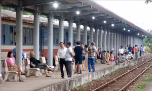 Chuyển tải gần 2.700 hành khách của 12 đoàn tàu do sự cố sạt lở hầm Chí Thạnh