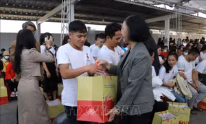 Đồng chí Trương Thị Mai tặng quà Tết công nhân, người lao động KCN Phú Hội 