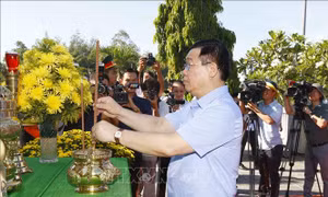 Chủ tịch Quốc hội dâng hương tưởng niệm các Anh hùng liệt sỹ tại Quảng Ngãi