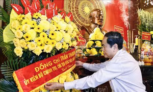 Chủ tịch Quốc hội Trần Thanh Mẫn dâng hương tưởng nhớ Chủ tịch Tôn Đức Thắng