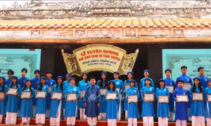 Thừa Thiên – Huế: Tuyên dương 386 học sinh danh dự toàn trường