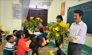 Vượt khó nuôi dạy học sinh bán trú ở vùng biên