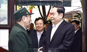 Chủ tịch Quốc hội Trần Thanh Mẫn tặng quà gia đình chính sách tại Thừa Thiên-Huế