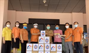 Kiều bào tại Udon Thani (Thái Lan) hỗ trợ chính quyền tỉnh vật tư phòng chống dịch bệnh