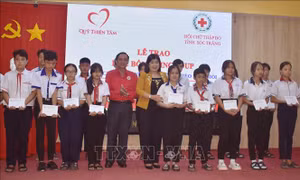 Trao học bổng cho học sinh nghèo vùng dân tộc thiểu số vượt khó học giỏi