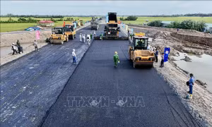 Bắt đầu thảm nhựa cao tốc Châu Đốc - Cần Thơ - Sóc Trăng đoạn qua An Giang