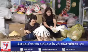 Làm nghề truyền thống gắn với phát triển du lịch