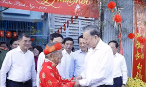 Tổng Bí thư Tô Lâm đến thăm, chúc Tết nhà nghiên cứu Nguyễn Đình Tư
