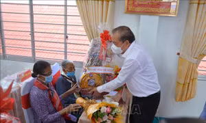 Phó Thủ tướng Trương Hòa Bình trao quà Tết tại Long An