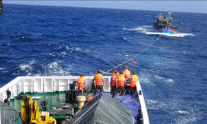 Kịp thời cứu nạn tàu cá bị hỏng máy, thả trôi trên biển