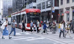 Canada tiếp tục thắt chặt việc cấp giấy phép du học cho sinh viên