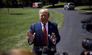 Tổng thống Donald Trump đảo ngược tuyên bố xem xét cắt giảm thuế để kích thích kinh tế