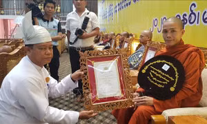 Trụ trì chùa Việt Nam tại Myanmar được dâng tặng danh hiệu hoằng pháp cao quý
