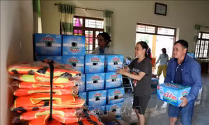 Miễn phí chở hàng hoá cứu trợ bằng tàu hoả