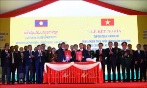 Thắm tình đoàn kết giữa nhân dân hai bên biên giới Việt - Lào