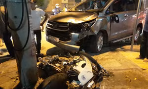 Ô tô 7 chỗ tông vỡ nát hai xe máy, 3 người trọng thương