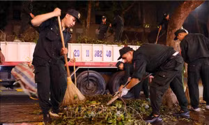 Công an Hà Nội xuyên đêm dọn dẹp đường phố