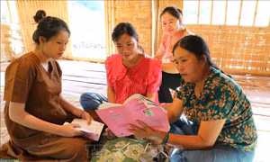 Cô đỡ thôn bản tận tâm nơi vùng cao Điện Biên