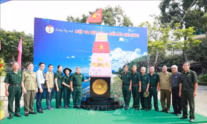 Trưng bày ảnh 'Luật gia Việt Nam với biển đảo quê hương'