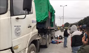 Va chạm giữa xe tải và xe máy, 2 người thương vong