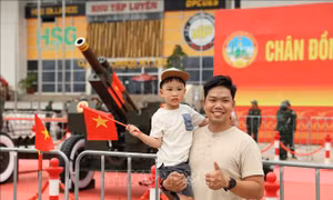 Người dân và du khách hào hứng chụp ảnh cùng dàn pháo lễ A80