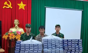 Bắt giữ hai đối tượng vận chuyển gần 3.000 bao thuốc lá lậu bằng xe máy