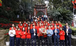 Đội tuyển nữ U20 Việt Nam dâng hương tưởng niệm các Vua Hùng