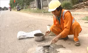 Ông Võ Văn Có hơn 20 năm tình nguyện vá đường