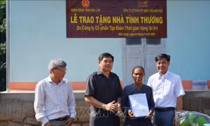 Trao tặng nhà tình thương cho hộ dân tộc thiểu số nghèo ở Đắk Lắk