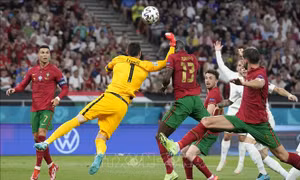 EURO 2020: Pha đấm bóng nguy hiểm của Hugo Lloris bị chỉ trích