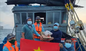 Cứu kéo thành công tàu cá bị mắc cạn tại vùng biển Trường Sa