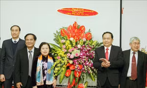 Chủ tịch Ủy ban Trung ương MTTQ Việt Nam chúc mừng cán bộ ngành Y tế
