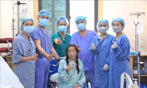 Trên 40 chuyên gia tham gia ca ghép đồng thời tim - phổi cho người bệnh suy đa tạng